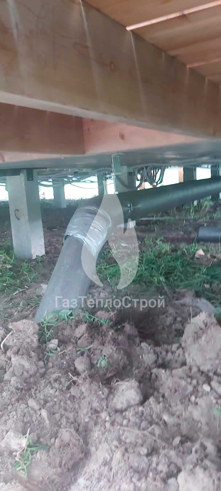 Фото трубопровода в цоколе