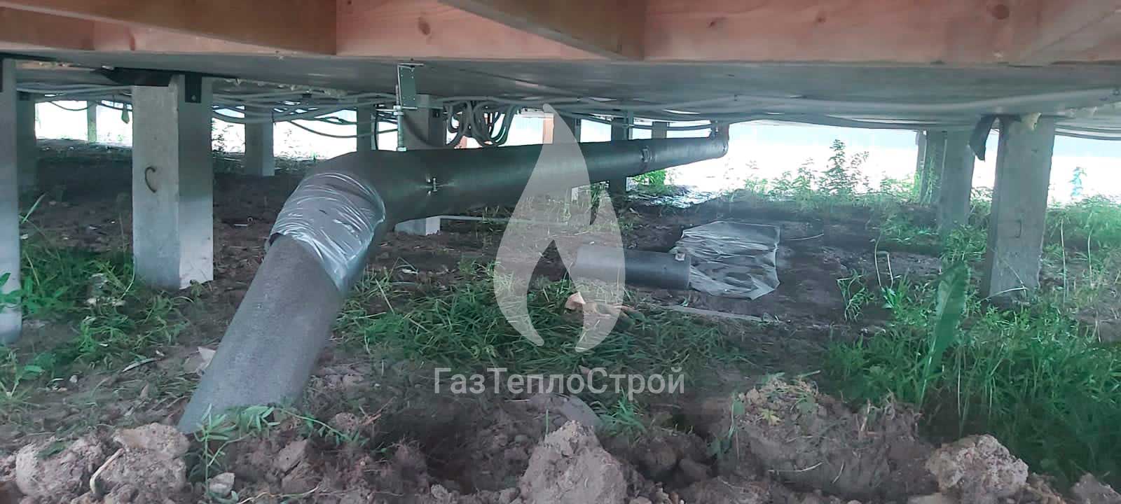 Фото трубопровода в цоколе